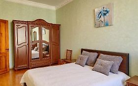 Apartment Near Lva Tolstoho Square